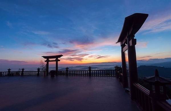 Đường vào chùa Linh Quy Pháp Ấn