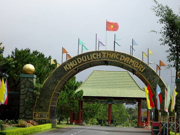 Điều khiến du khách ấn tượng khi đến với Dambri là hệ thống máng trượt và thang máy đầy ấn tượng.