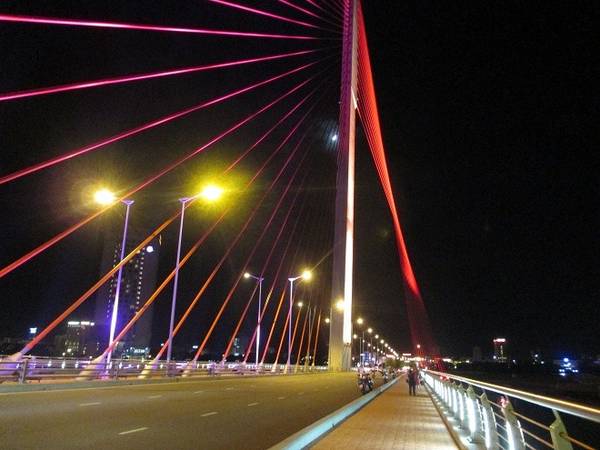 Cầu Trần Thị Lý về đêm khi du lịch Đà Nẵng