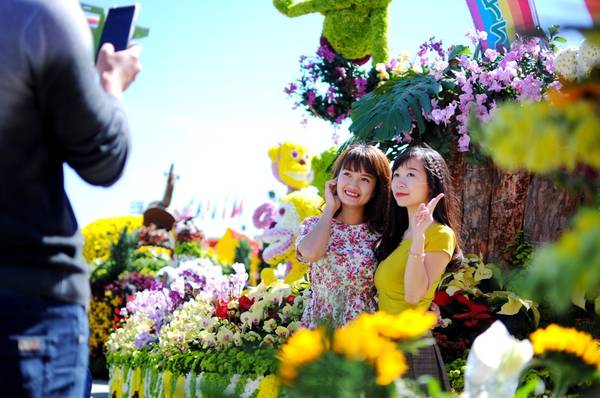Du khách hòa mình vào không gian hoa tươi tại Festival hoa Đà Lạt