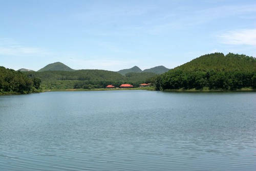 Vẻ đẹp bình yên của hồ Đồng Chương Ninh Bình - Điểm du lịch gần Hà Nội dịp 2/9