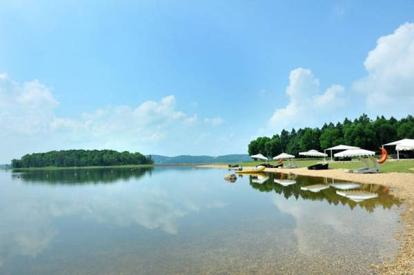 Nước hồ xanh ngắt.