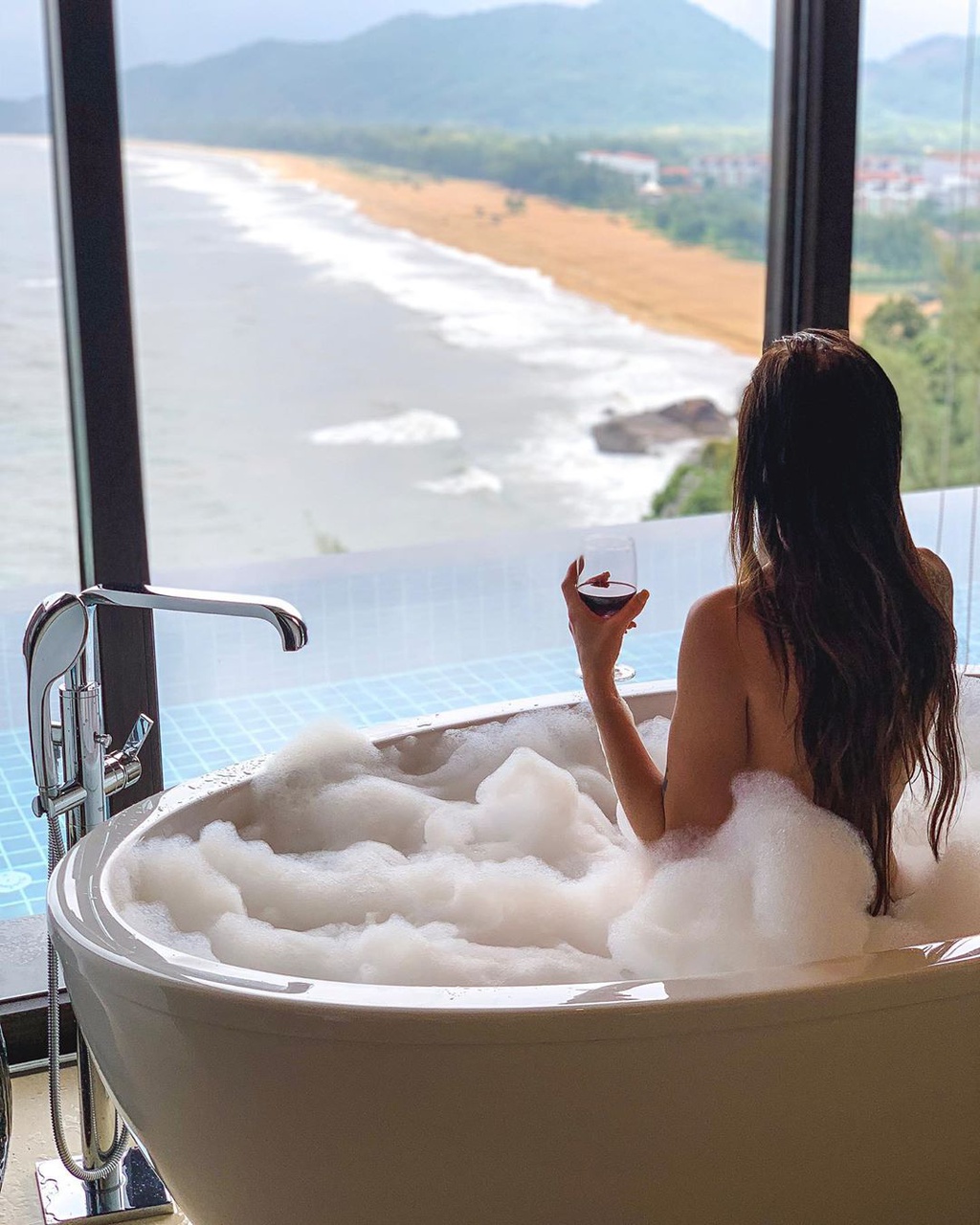 Hồ bơi tại Banyan Tree Lăng Cô Huế