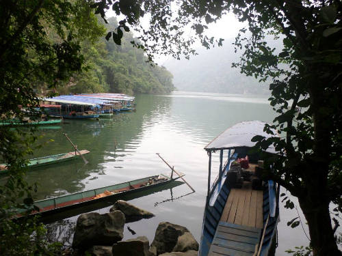 Với khung cảnh nên thơ hữu tình, hồ Ba Bể được ví như viên ngọc xanh bí ẩn giữa núi rừng Đông Bắc
