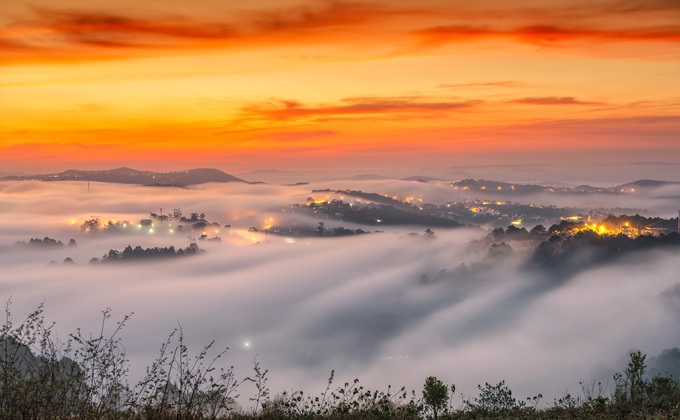 Con đường đến đồi Du Sinh khá gian truân. Từ đường Huyền Trân Công Chúa (phường 5, thành phố Đà Lạt), bạn phải vượt xe lên một đoạn đèo cao và đầy sỏi đá, qua nghĩa trang hoang vu. Nhưng khi lên đến đồi, bạn sẽ thấy tinh thần sảng khoái với cảnh thiên nhiên tựa như thiên đường.