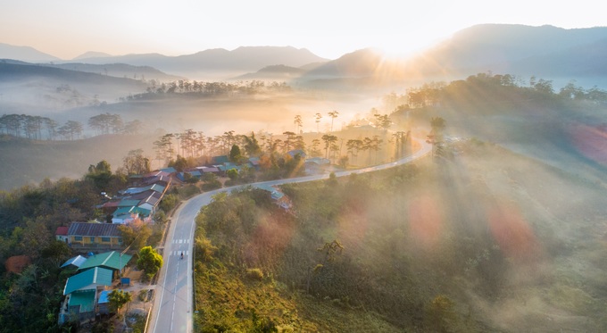 Cung đường đèo K’Long Lanh nối liền Đà Lạt - Nha Trang tại địa phận thôn K’Long Lanh, huyện Lạc Dương, Lâm Đồng có phong cảnh khiến nhiều người phải xao xuyến. Nếu có dịp, bạn hãy xuất phát từ Đà Lạt vào 4h30 để kịp chớp khoảnh khắc nắng xuyên qua rừng thông trên đèo.