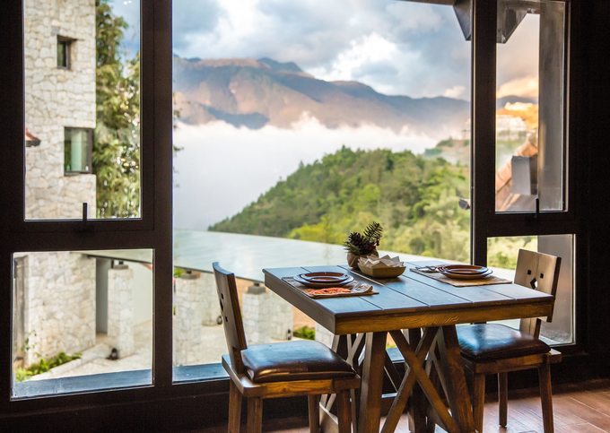 Tuỳ loại phòng với view đẹp ngắm thung lũng Mường Hoa đến các phòng ở trên núi cao mà giá sẽ khác nhau từ 3 đến 6 triệu đồng/đêm. Bạn có thể bị ấn tượng với khu nhà tổ chim được decor rất đẹp, là nơi check-in và nhà hàng. Giá phòng đã bao gồm ăn sáng buffet, đồ ăn khá ngon.