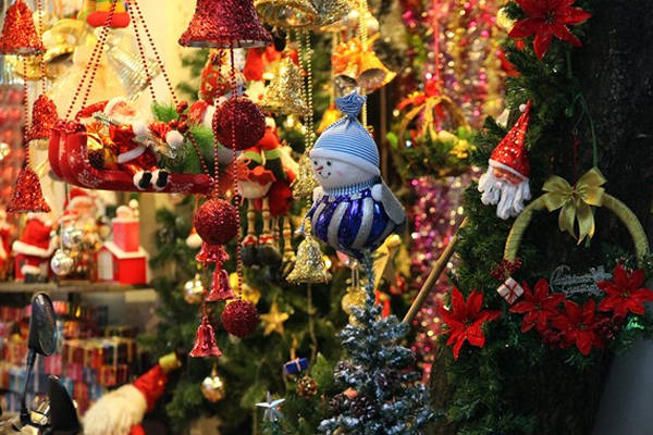 Tại Hàng Mã, bạn có thể mua được bất kỳ đồ trang trí Noel nào.