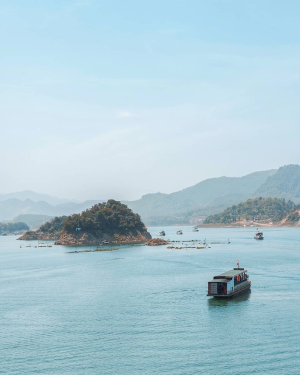Thung Nai - điểm du lịch gần Hà Nội với núi non sông nước