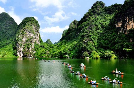 Tràng An  Đến đây, bạn sẽ hòa mình cùng những dãy núi đá vôi hàng triệu năm tuổi, đi thuyền qua thung lũng, hồ nước bạt ngàn, ghé các đền, chùa thắp hương. Thời gian ngồi thuyền khoảng 3-4 tiếng, sau đó bạn có thể kết hợp khám phá các điểm lân cận như Bái Đính, Tam Cốc, Hang Múa... Địa chỉ: Hoa Lư, Ninh Bình. Video: Hachi8.