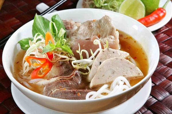 Tô bún bò Huế thơm ngon hấp dẫn du khách