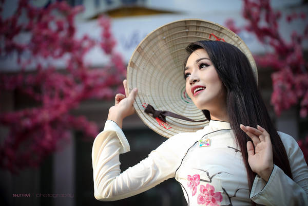 Cô gái Huế dịu dàng trong tà áo dài thướt tha cùng chiếc nón bài thơ. Ảnh: Nhựt Trần