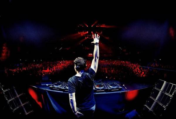 Du lịch Sài Gòn - Chỉ với 525.000 đồng, bạn đã có một vị trí tại show diễn "I am Hardwell" hoành tráng.
