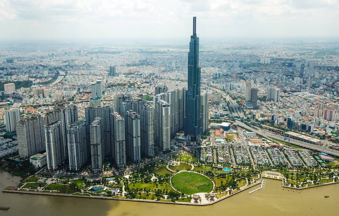 Khách Tây nghĩ: Việt Nam nghèo, bị tàn phá nặng nề sau chiến tranh.  Thực tế: Việt Nam đã vươn mình phát triển, nhà cao tầng mọc san sát, cuộc sống sầm uất. Ảnh: Quỳnh Trần.