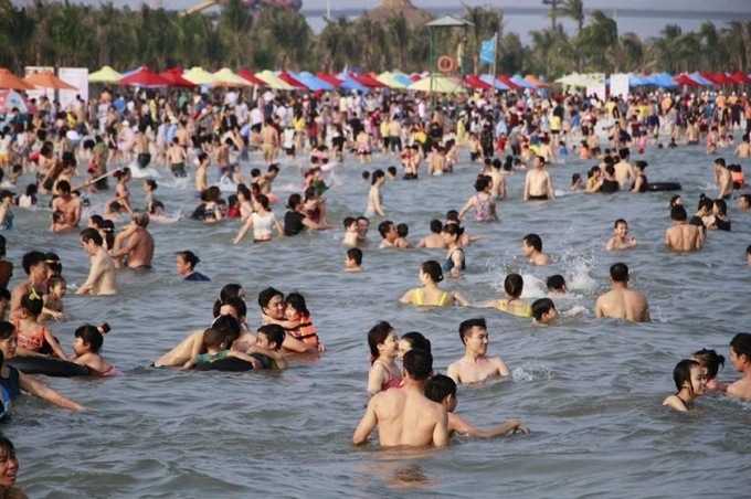 Thực tế: Vào mùa cao điểm, nhiều vùng biển luôn chật kín người và khung cảnh không hề lãng mạn như bạn từng tưởng tượng. Ảnh: Tripzilla.
