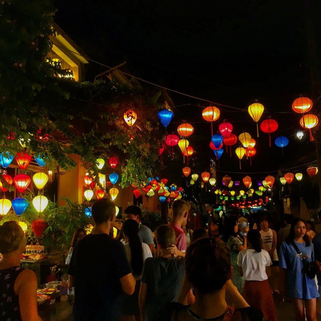 24 giờ Hội An - Thả đèn hoa đăng