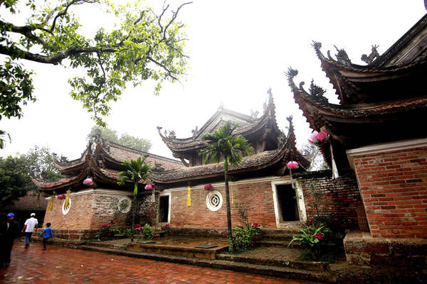 Đường cong mái chùa Tây Phương Hà Nội tạo không gian thoáng đãng