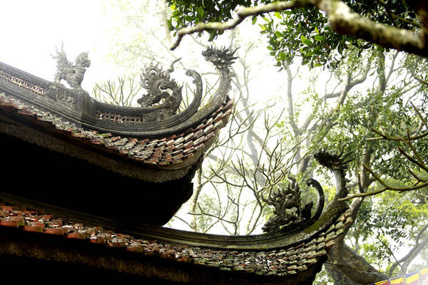 Mái ngói hai lớp đặc trưng của chùa Tây Phương Hà Nội