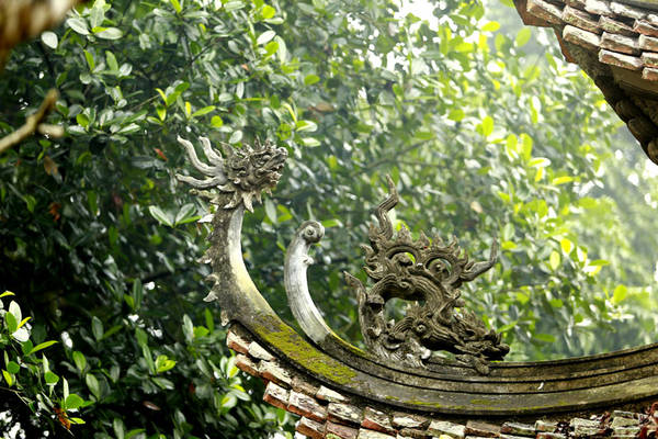Khắp chùa chỗ nào có gỗ là có chạm trổ.