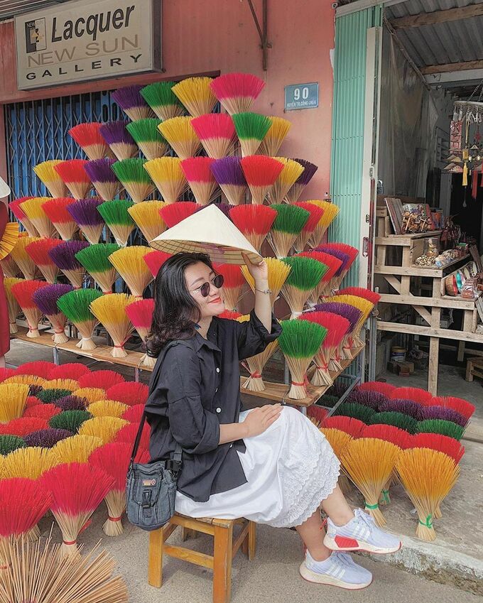 Màu trắng là lựa chọn lý tưởng nhất khi chụp ảnh tại làng hương