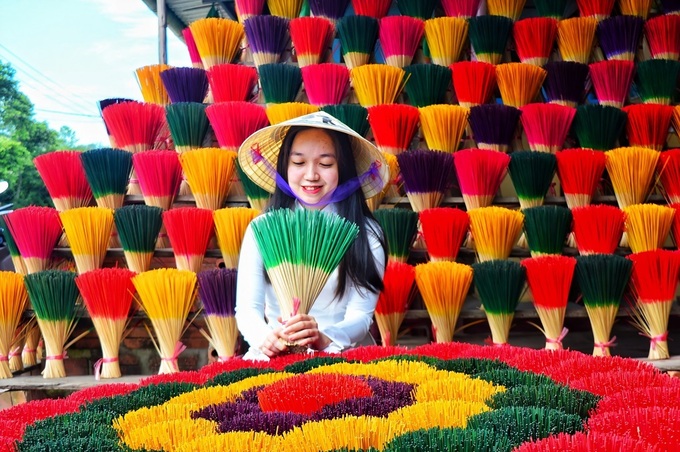 Bên cạnh những lăng tẩm, đền đài, Đại Nội... làng hương Thủy Xuân trở thành nơi thu hút khách check-in khi đến Huế. Hình ảnh những bó hương đủ sắc phủ khắp Instagram, Twitter, Facebook và các diễn đàn du lịch, do chính người Huế và du khách trong, ngoài nước chia sẻ. Ảnh: Trân Ơi.