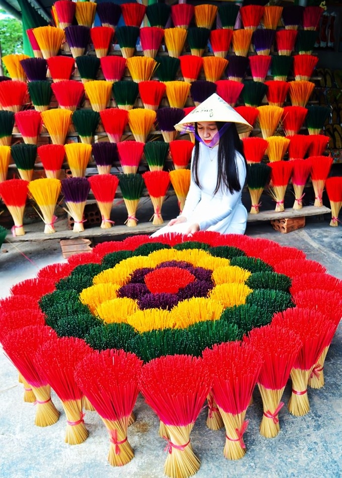 Làng hương Thủy Xuân nằm trên đường Huyền trân Công Chúa, cửa ngõ của cụm du lịch đồi Vọng Cảnh, lăng Tự Đức, lăng Đồng Khánh. Trước đây, người dân chỉ làm làm hương hai màu nâu và đỏ, nhưng để tạo ấn tượng trong mắt du khách, thợ làng nghề biến tấu, sáng tạo thành đủ sắc màu. Ảnh: Trân Ơi.