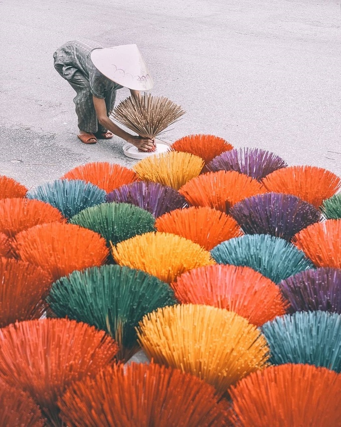Nhiều du khách ví những bó chông hương như hoa ngũ sắc, xòe thành từng chùm độc đáo. Hiện các hộ dân vẫn làm hương thủ công để phục vụ du lịch. Đến đây, du khách còn có cơ hội quan sát quá trình tạo ra que hương truyền thống và tự tay làm sản phẩm theo hướng dẫn của thợ làng nghề. Ảnh: Vũ Phạm.