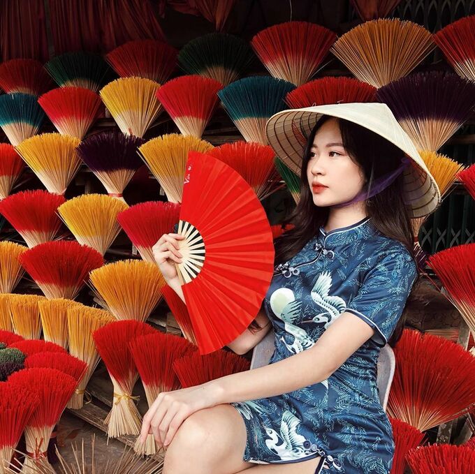 Nhiều bạn trẻ đội nón lá, diện áo dài cách tân theo phong cách hoài cổ khi chụp ảnh tại làng hương Thủy Xuân. Ảnh của Khánh Ly được khen độc lạ, bắt mắt, làm bật nổi trang phục họa tiết trung tính. Ảnh: Khánh Ly.