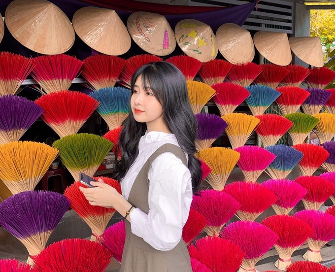 Bức ảnh của nữ sinh Hoàng Hạnh Nguyên thu hút hàng nghìn lượt thích trên Instagram nhờ góc chụp và cách phối đồ hài hòa với khung cảnh. Ảnh: Hoàng Hạnh Nguyên.