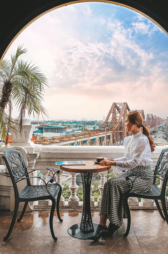 Góc chụp ảnh Hà Nội ngắm cầu Long Biên từ Serein Cafe & Lounge