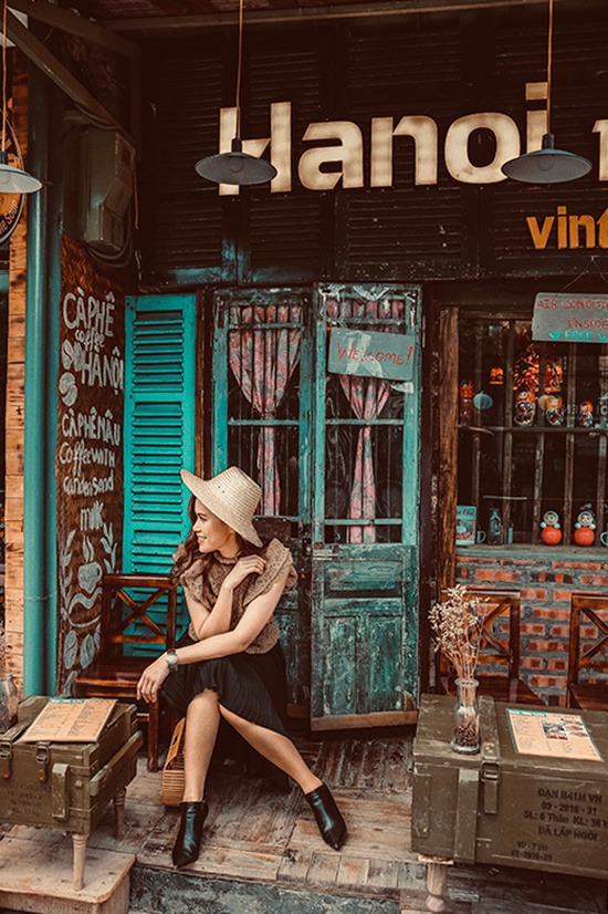 Góc chụp ảnh Hà Nội tại phố đường tàu Hanoi 1980s Vintage Coffee