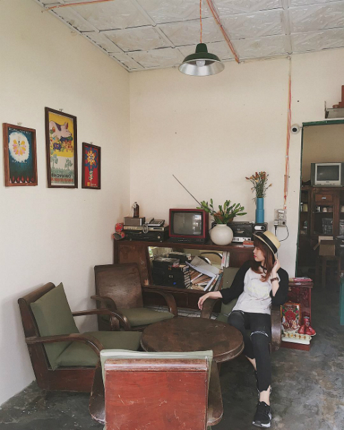 Không gian hoài cổ của quán Cơm ngày ba bữa