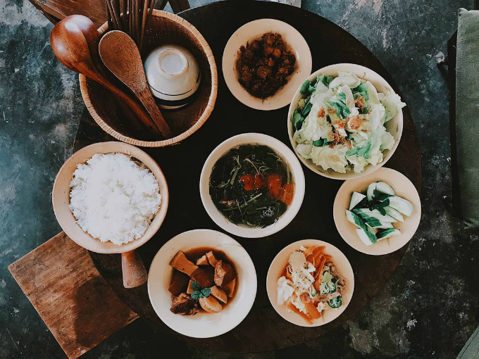 Quán Cơm ngày ba bữa có thực đơn là các món cơm nhà giản dị. Ảnh: jellyphan