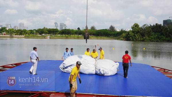 Quá trình thi công chú vịt vàng khổng lồ tại Việt Nam