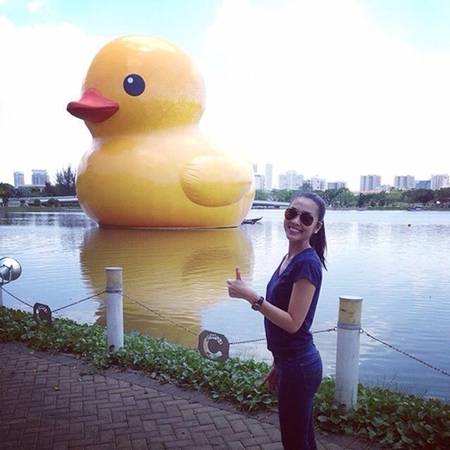 Nữ diễn viên Tăng Thanh Hà chụp ảnh bên cạnh chú vịt vàng khổng lồ tại Việt Nam.