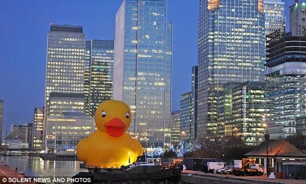 Chú vịt vàng khổng lồ nổi bật trên dòng sông Thames.