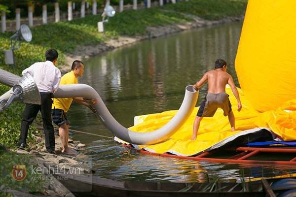 Các công tác chuẩn bị vô cùng kỹ lưỡng cho vịt vàng khổng lồ tại Việt Nam.
