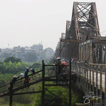 Phương tiện di chuyển phía bên trái đường trên cầu Long Biên.