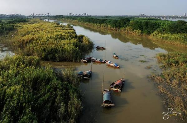 Cuộc sống người dân gần cầu Long Biên chỉ cách trung tâm Hà Nội 2 km.