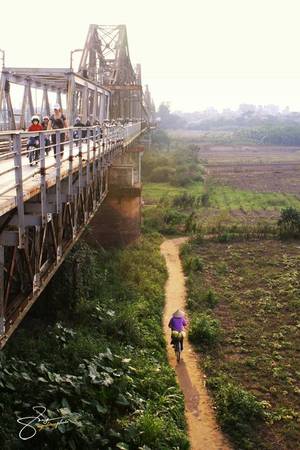 Nghề đánh cá và nông nghiệp của người dân bên cầu Long Biên.
