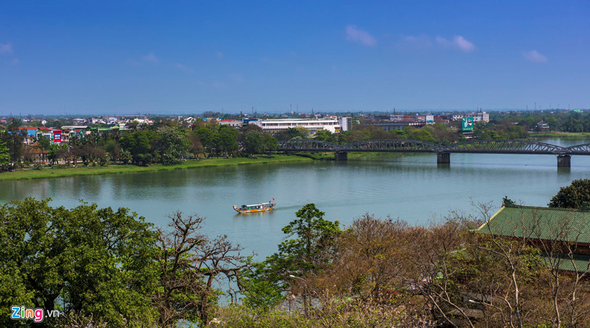 Dòng sông Hương thơ mộng dưới ánh nắng vàng