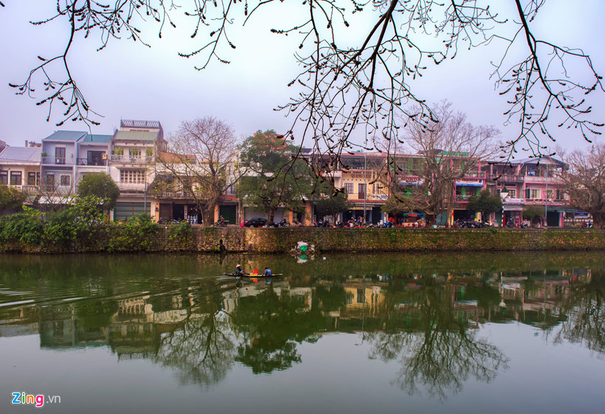 Dòng sông Ngự Hà yên ả soi bóng hàng cây rụng lá