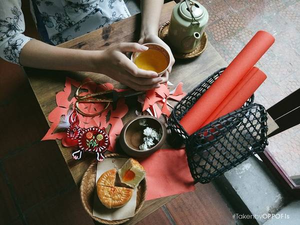 Ngụm trà sen cùng bánh trung thu đậu xanh trứng muối tạo nên thi vị của Hà Nội mùa thu