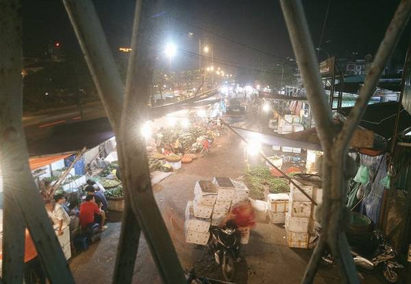 Chợ đầu mối Long Biên nhộn nhịp từ 21h đến 4h sáng trong Hà Nội mùa thu