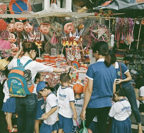 Đèn kéo quân, đèn cù và đầu lân trên phố Hàng Mã vẫn giữ được sức hút trong Hà Nội mùa thu