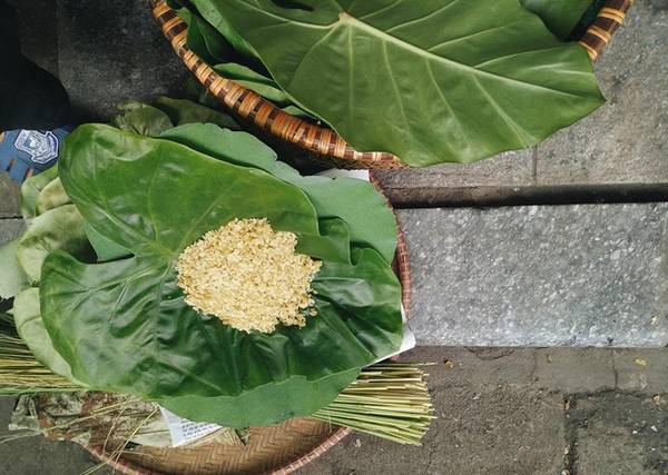 Cốm non được ủ trong lá sen và buộc bằng lạt lúa non là đặc sản chỉ có trong Hà Nội mùa thu