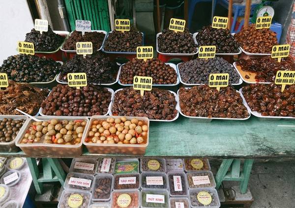 Ô mai sấu dầm chỉ bán trong khoảng mười ngày khi sấu chín trong Hà Nội mùa thu với vị chua ngọt mặn cay