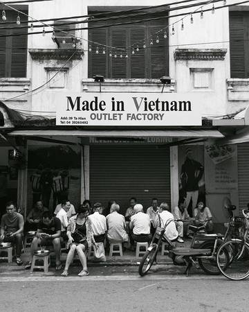 Thói quen ngồi cà phê cũng là đặc trưng của người dân Hà Nội. Hàng cà phê lâu đời trên phố nhỏ Tạ Hiện có khách quen từ đủ mọi lứa tuổi. Một cốc nâu nóng, từng giọt sánh đặc, đắng đậm mà cũng béo thơm giúp mùa thu thêm chất thơ.