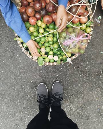 Thu là mùa xuất hiện loài chanh vỏ xanh lòng đào nức tiếng. Thứ chanh này chỉ đậu quả trong 2 tháng, từ tháng 8 đến tháng 10 hàng năm. Vị chua thơm ngon rất riêng, không loại chanh nào khác có được. Chanh đào ngâm mật ong còn là thứ thuốc đặc trị cho những cơn ho trong ngày gió lạnh.