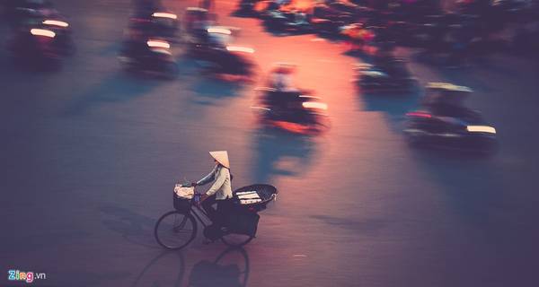 Người lao động đạp xe hối hả trong giờ tan tầm Hà Nội